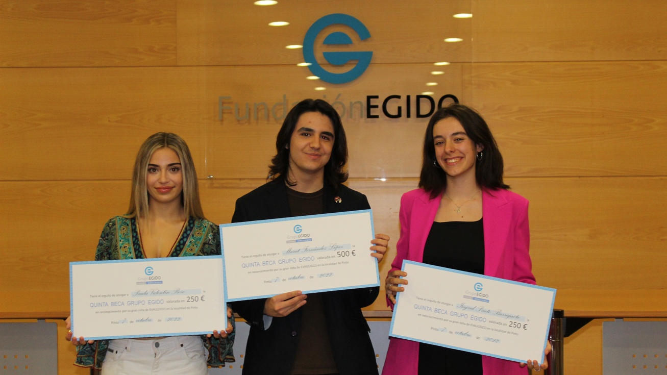 Paula, Marat e Ingrid reciben las becas del Grupo Egido.