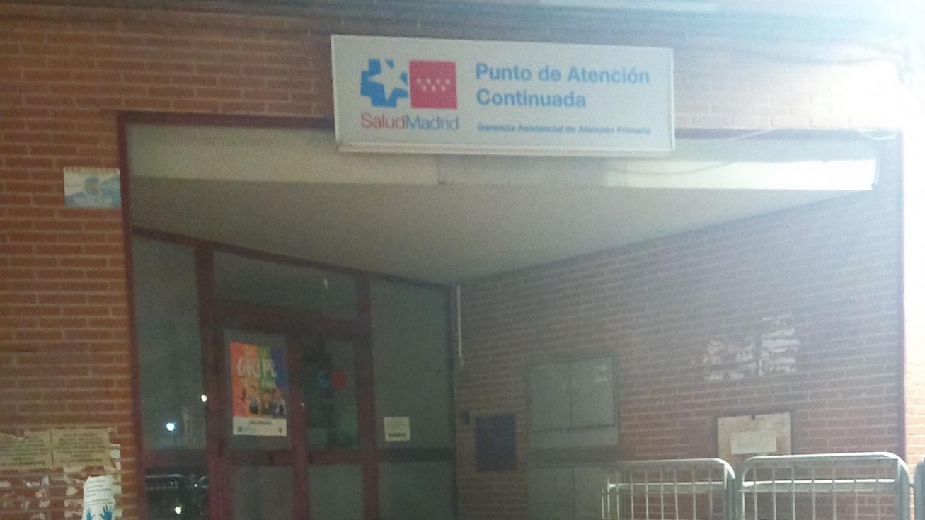 Puertas cerradas del Punto de Atención Continuada (PAC) de Pinto, ayer por la noche | Rafael Sánchez