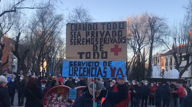Manifestantes en una de las concentraciones frente al Dolores Soria.