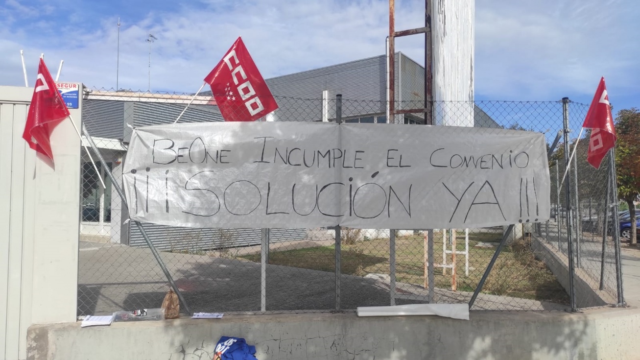 Pancarta colocada por los trabajadores en las instalaciones del gimnasio.