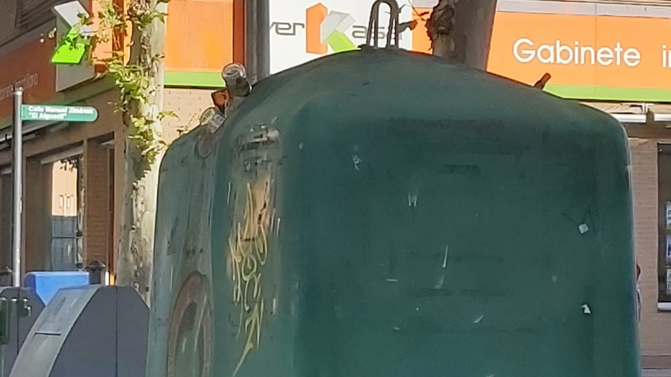 Contenedor de vidrio lleno en Pinto.