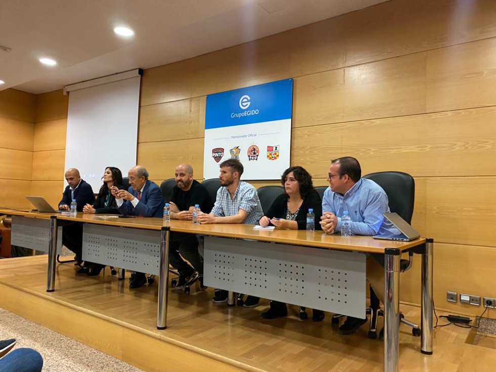 De izquierda a derecha: David Castro, director comercial de Grupo Egido; Patricia Barba, directora general de Grupo Egido; Francisco Castro, presidente de Grupo Egido; Miguel Ángel Sánchez, presidente de CV Pinto; Juan Alberca, presidente del Club Balonmano Pinto; Emilia Torres, presidenta de Pintobasket; y Cristian Gallardo, presidente de Futsal Pinto.