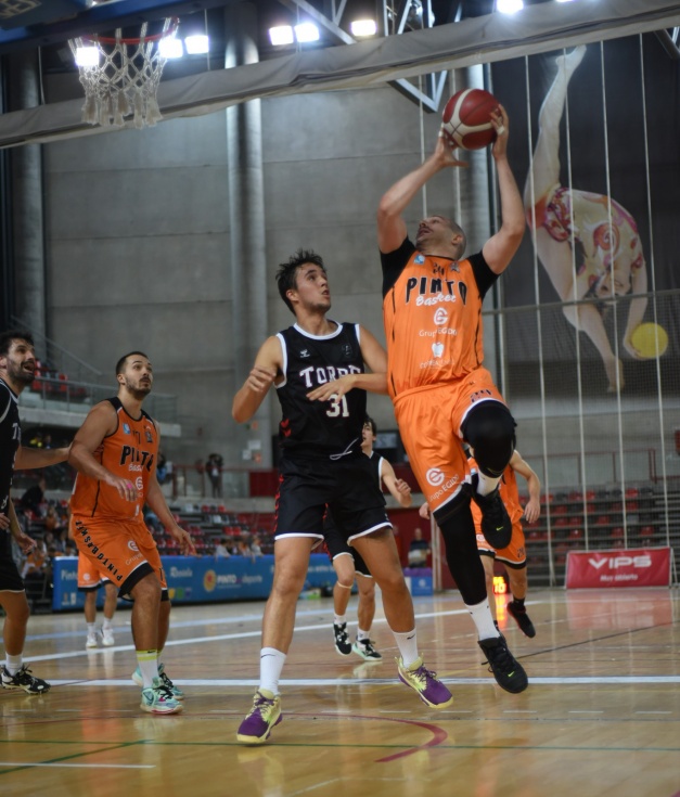 Momento del encuentro entre Pintobasket y BT | Img: Iván Atance.