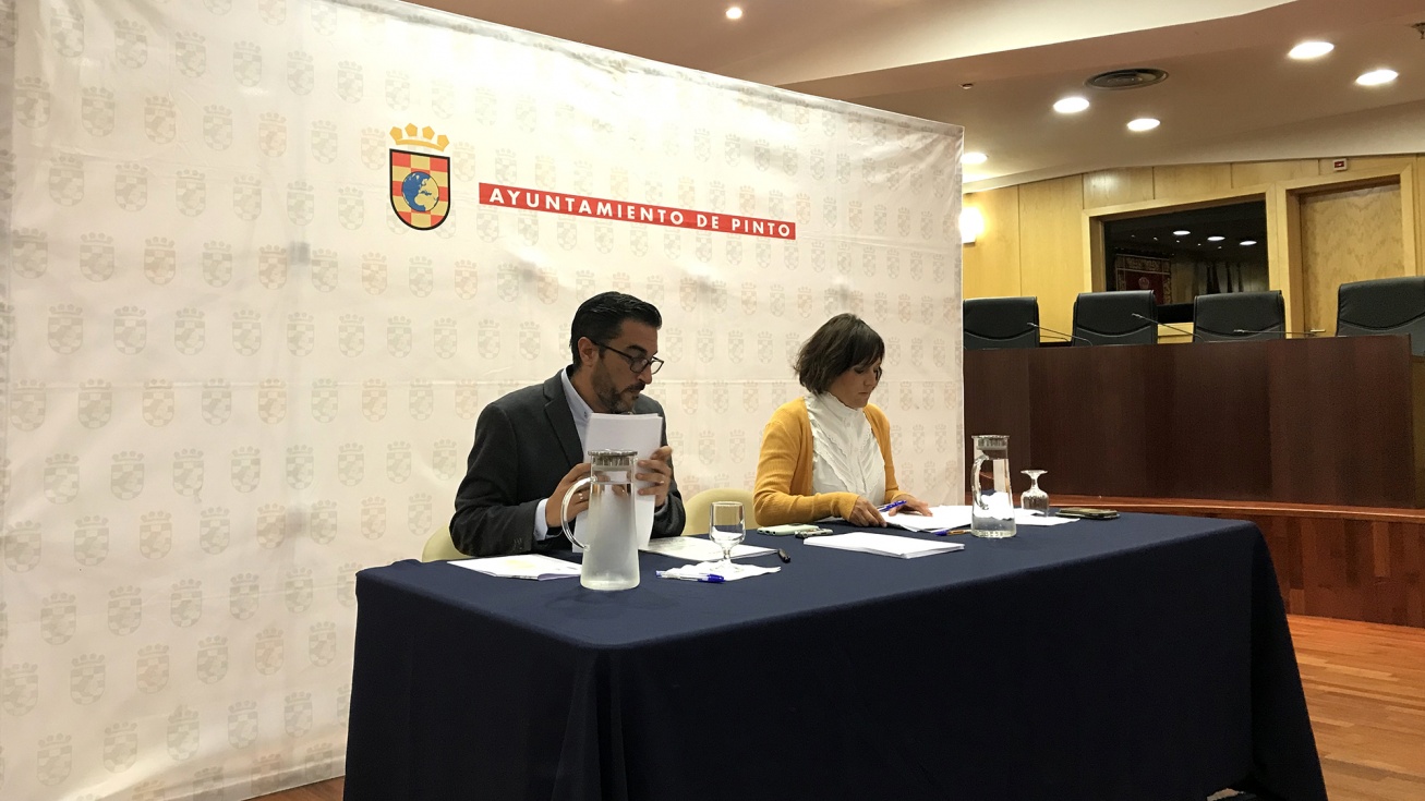 El alcalde y la concejala de Deportes del Ayuntamiento de Pinto, en la rueda de prensa de esta mañana.