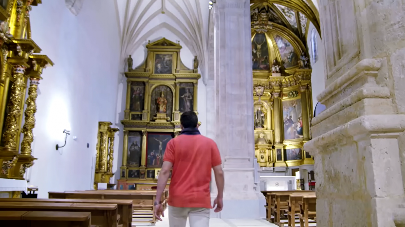 Fragmento del videoclip en el que se ve el interior de la parroquia.