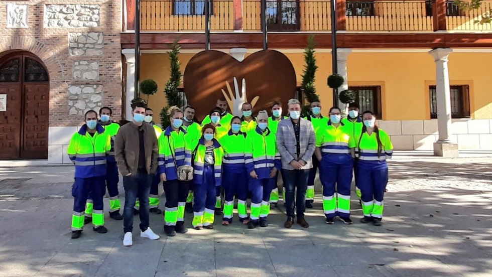 Los vecinos contratados el pasado año posan junto al alcalde.