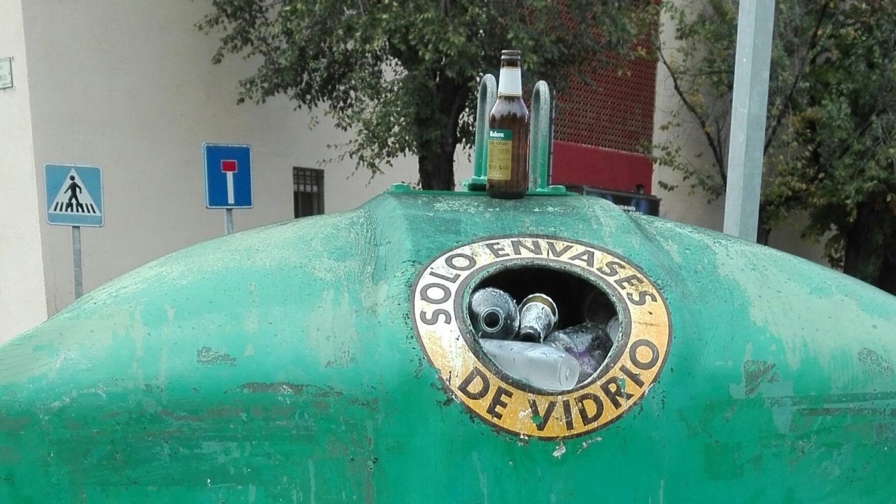 Uno de los contenedores de vidrio de Pinto | Ecologistas en Acción Pinto