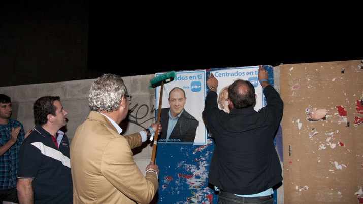 José Carlos Boza, en la pegada de carteles previa a su elección como alcalde.