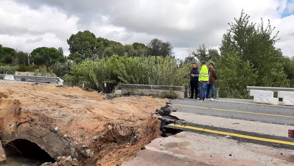 El alcalde, Rafael Martínez, y el concejal de Obras, Sergio Neira, visitan la zona.
