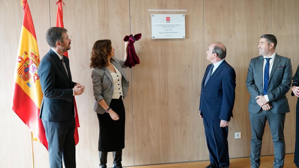 La presidenta destapa la placa de inauguración | Comunidad de Madrid