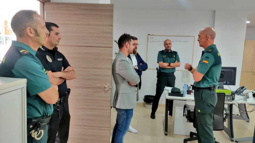El alcalde y el concejal de Seguridad dan la bienvenida a los efectivos de la Tercera Compañía.