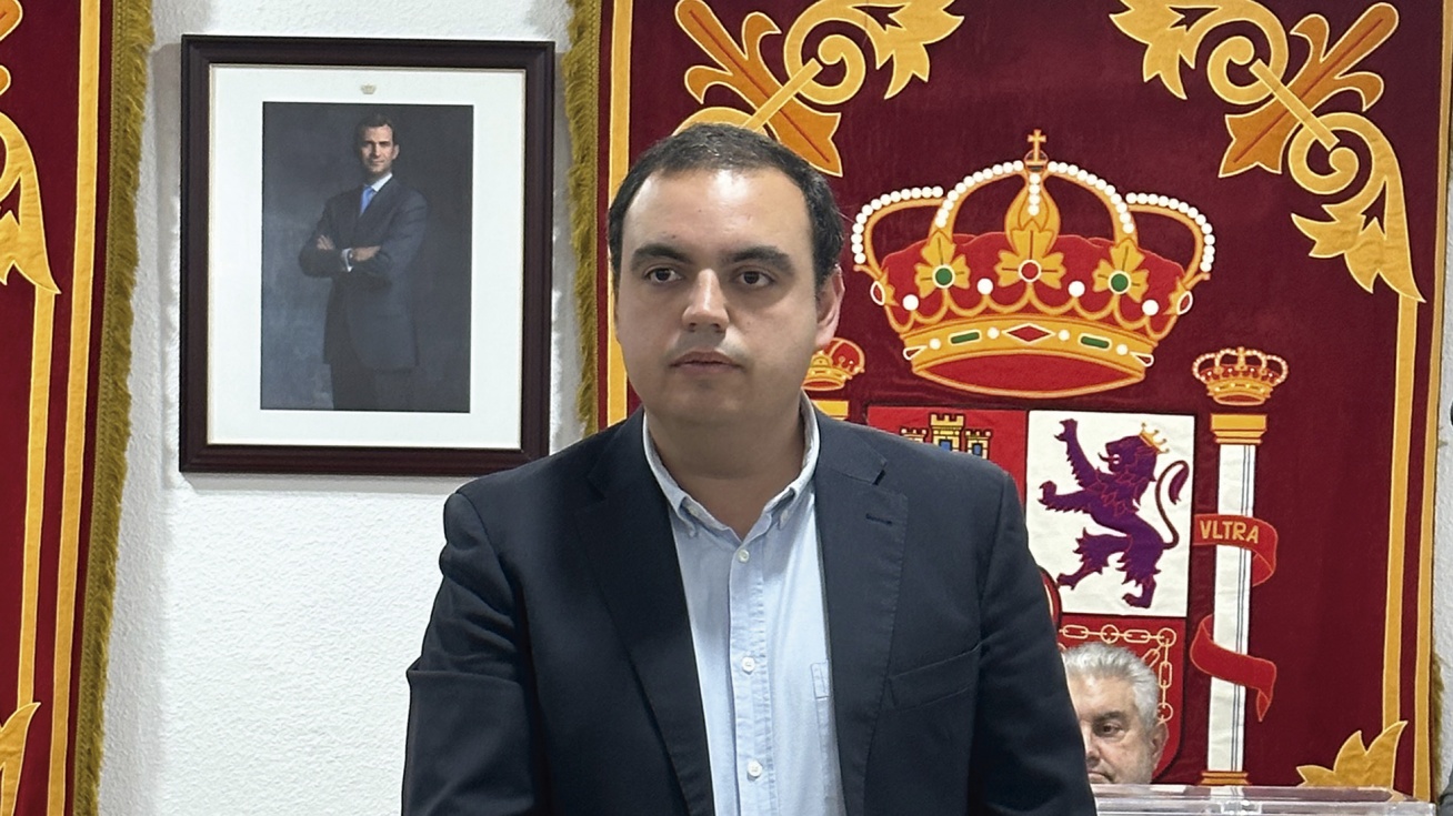 Héctpr Añover jura su cargo en el pleno de investidura.