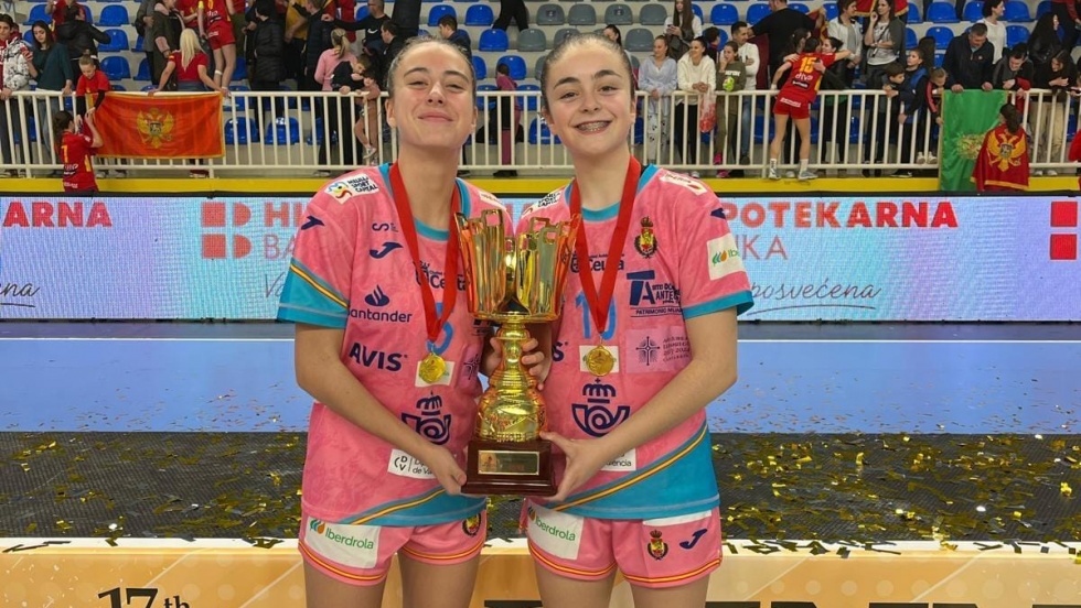 Edurne Donderis y Lucía Calleja con el trofeo del Campeonato Mediterráneo.