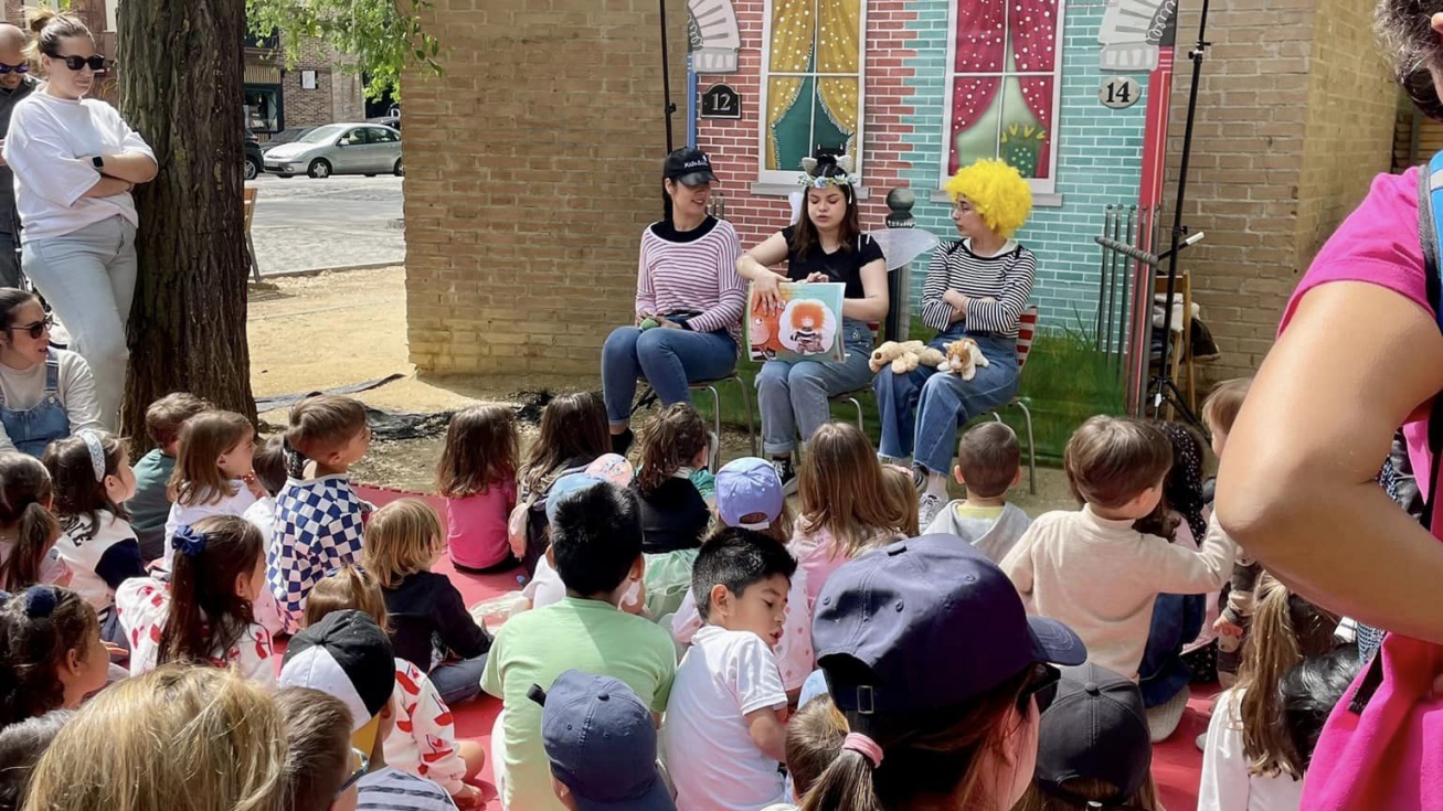 Uno de los cuentacuentos de Kids&Us en Pinto.
