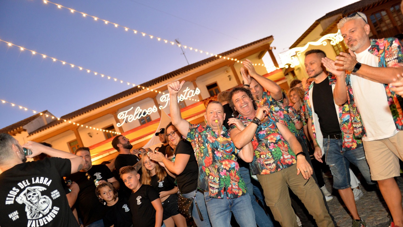 Varios vecinos celebran en la plaza de la Constitución las fiestas de Nuestra Señora del Rosario.