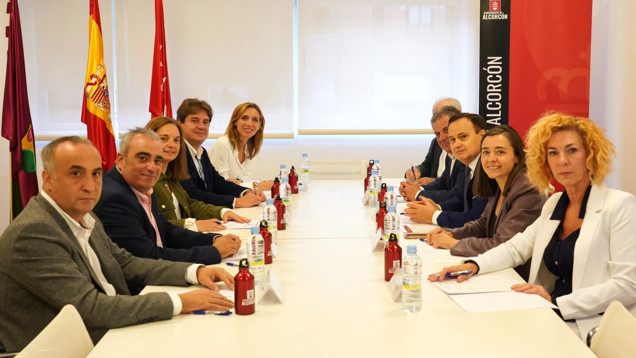 Los nueve alcaldes de la comisión.
