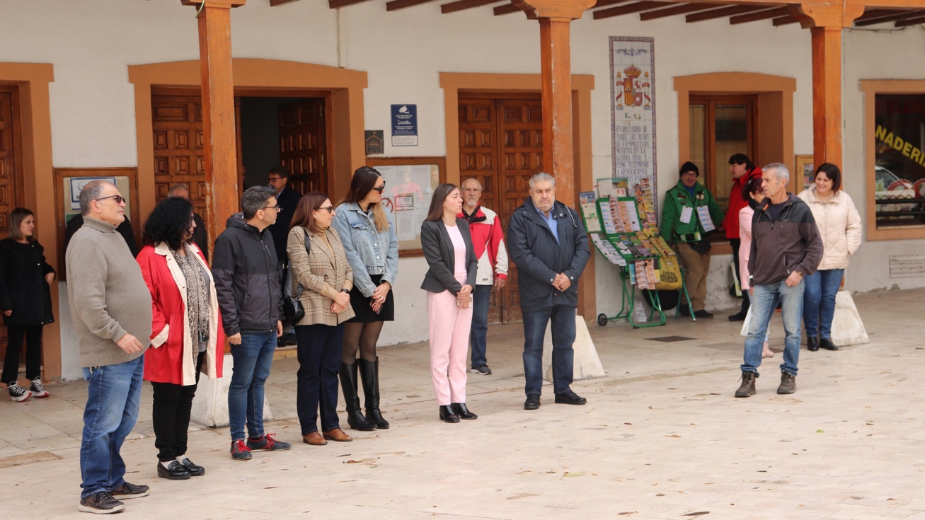 Minuto de silencio guardado ayer en Ciempozuelos por las víctimas de la DANA.
