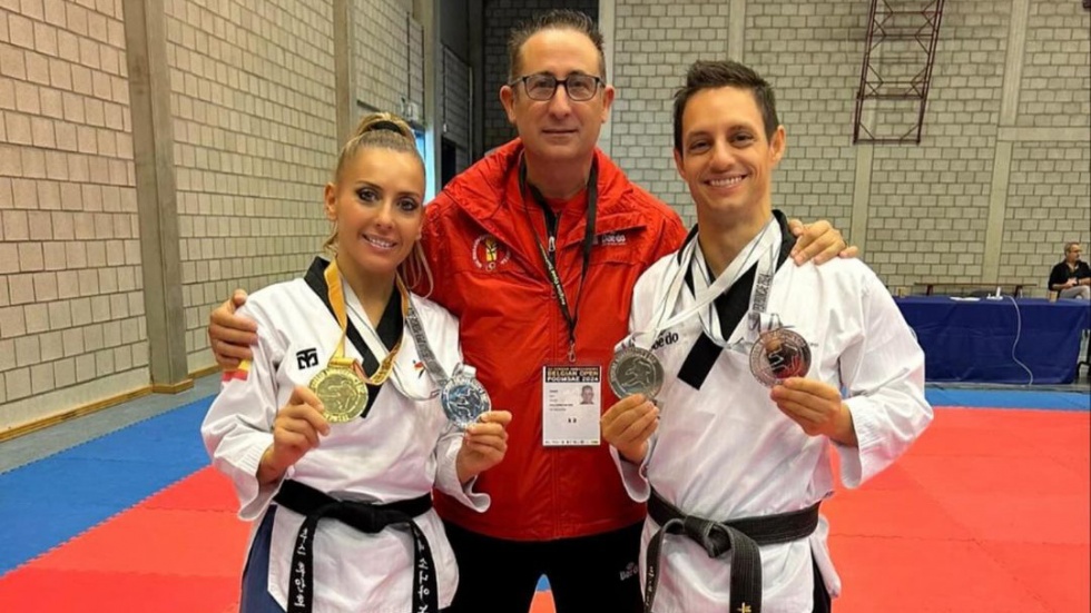 Vanesa con sus medallas junto a su compañero Ramón López.