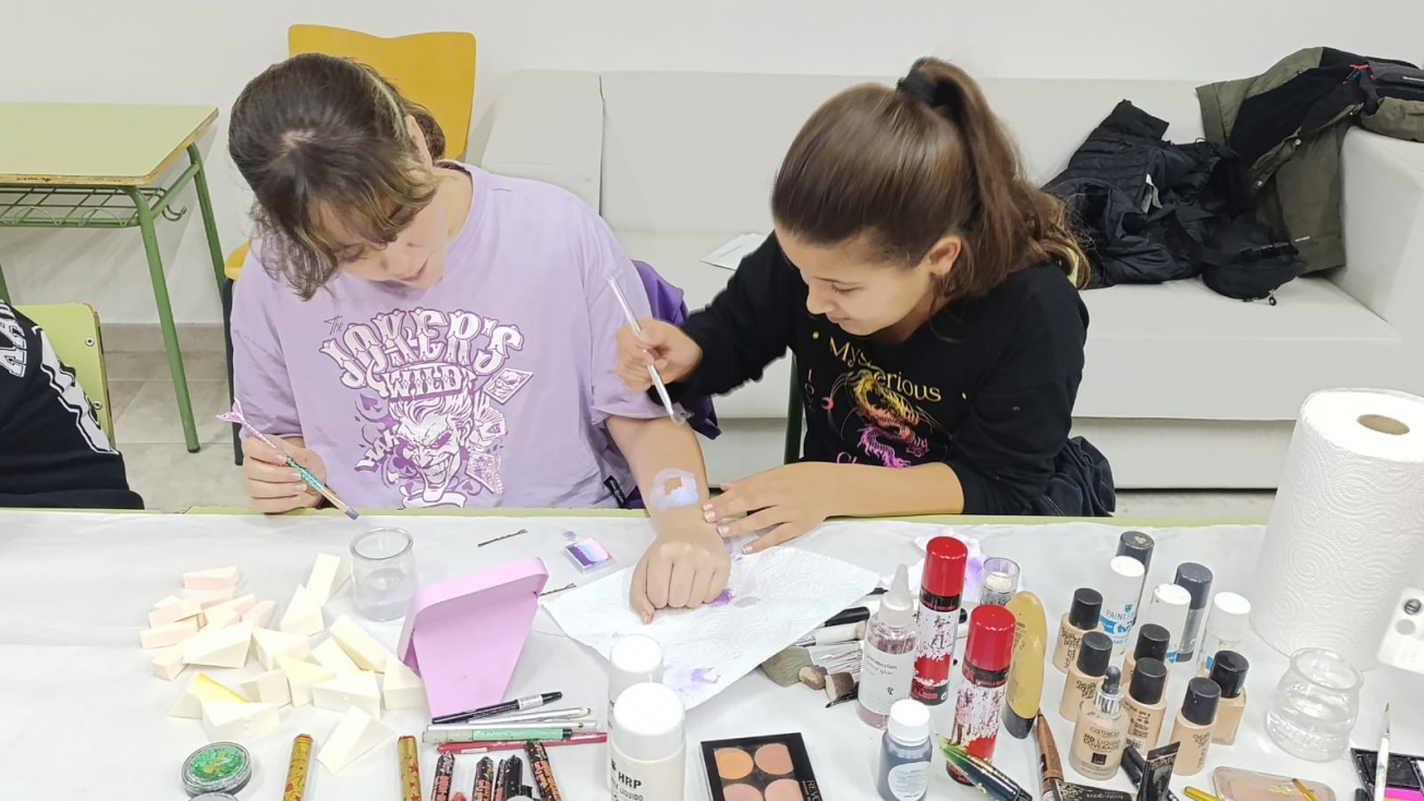 Dos niñas participan en el taller de maquillaje organizado por Halloween en la biblioteca | Ayuntamiento de San Martín de la Vega