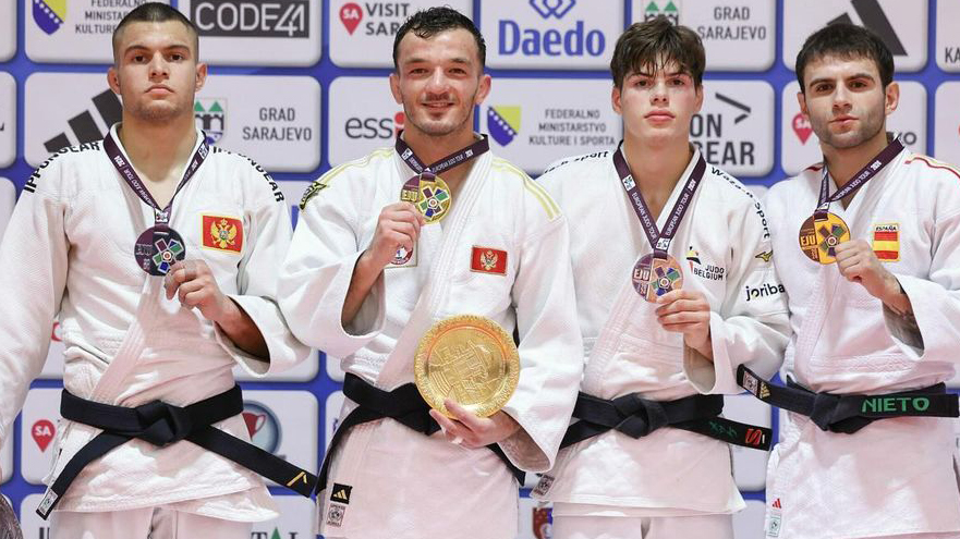 Podio de menos de 66 kilos. Adrián es el primero por la derecha. | European Judo Union