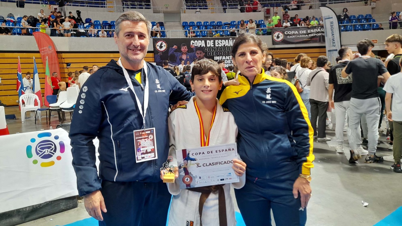 Rodrigo junto a sus entrenadores del Club de Judo de San Martín de la Vega.