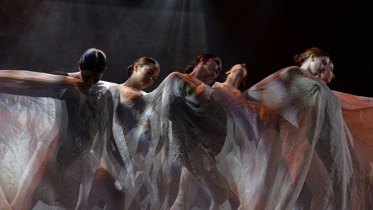 Actuación de las bailarines de la Universidad Popular de Valdemoro (UPV) en su muestra de 2024. El grupo de flamenco estará en la gala organizada por la Asociación Española Contra el Cáncer (AECC).