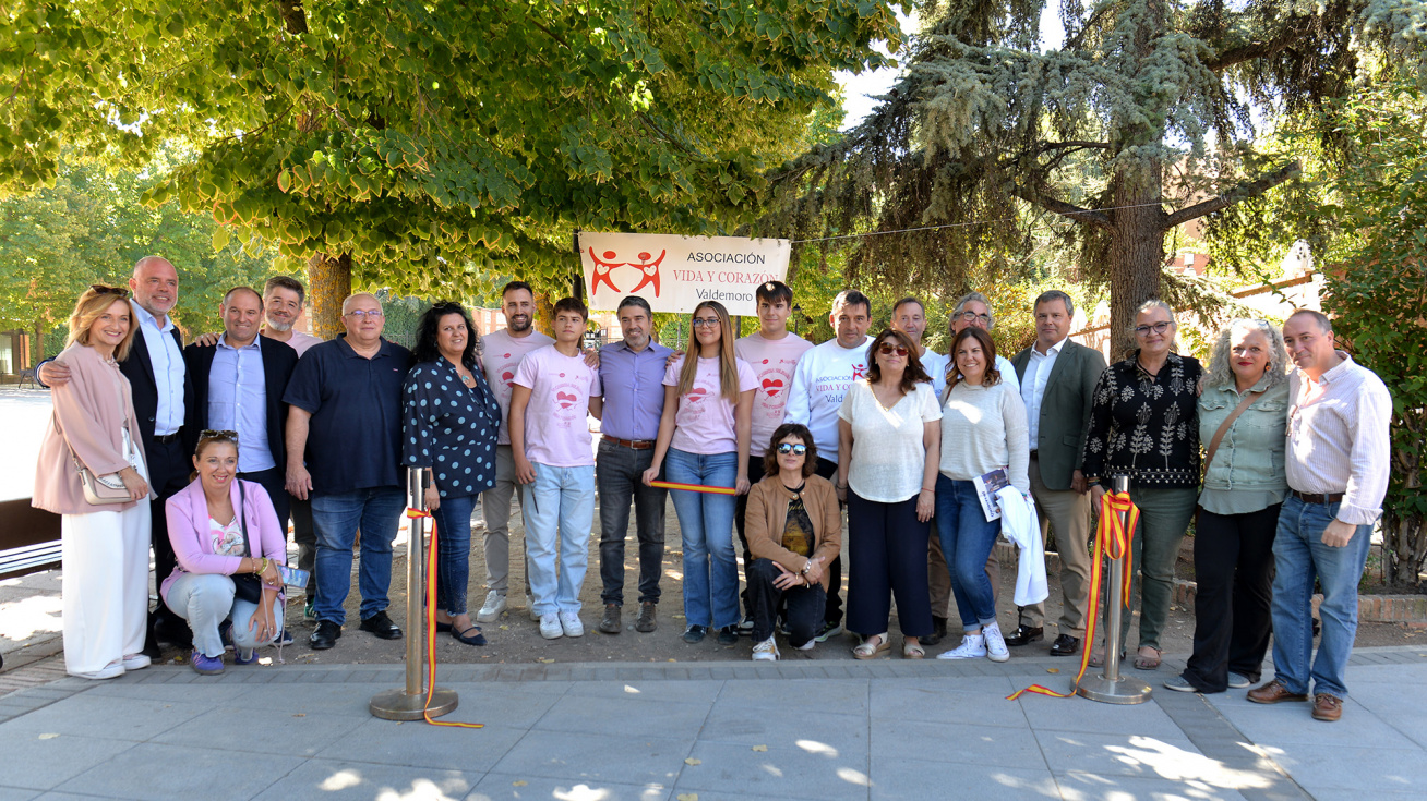 La Asociación Vida y Corazón junto a personalidades y los tres alumnos del Colegio Lagomar, durante la inauguración del nuevo circuito de máquinas cardiosaludables de Valdemoro.