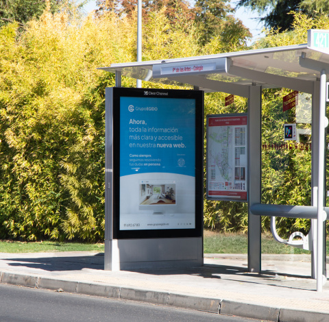 Marquesina con uno de los mensajes de la campaña Lo que permanece: “Ahora toda la información más clara y accesible en nuestra nueva web. Como siempre, seguimos resolviendo tus dudas en persona.”