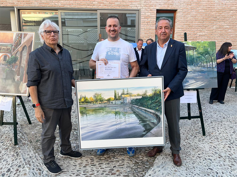 El pintor Ram&oacute;n C&oacute;rdoba (izquierda) y el alcalde en funciones, Fran P&eacute;rez, (derecha) entregan el premio al ganador de este a&ntilde;o.