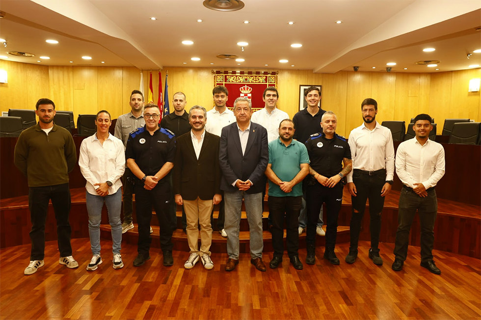Nuevos agentes de la Polic&iacute;a Local de Pinto, junto con representantes del Gobierno local.