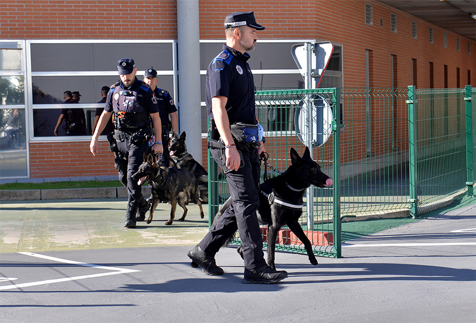 Tres de las parejas de la nueva Unidad Canina de la Polic&iacute;a Local de Valdemoro.