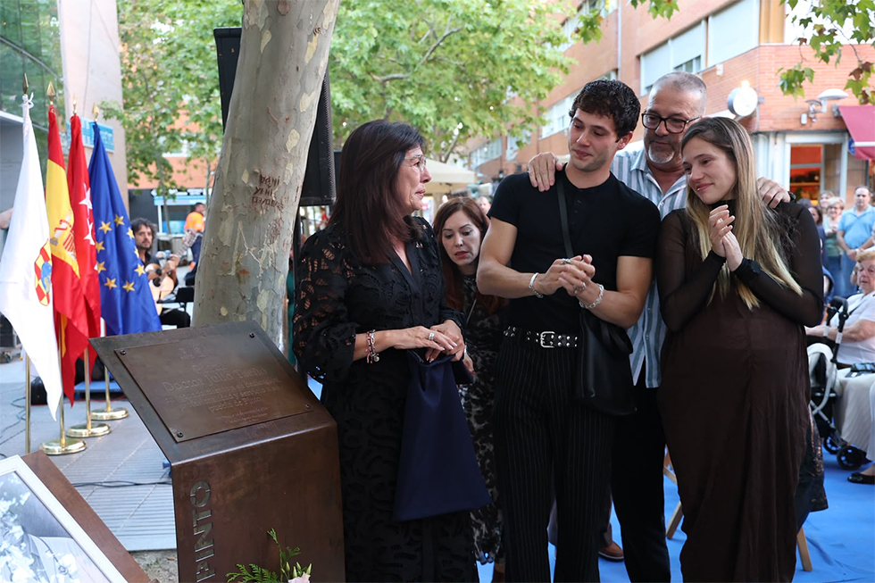 La familia Tae&ntilde;o, emocionada durante el acto de inauguraci&oacute;n de la plaza.