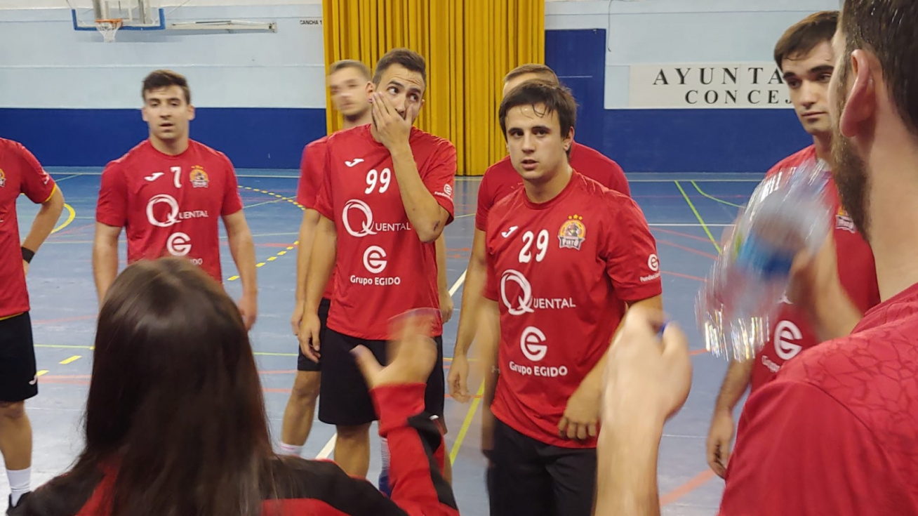 Jugadores del BM Pinto durante el partido.