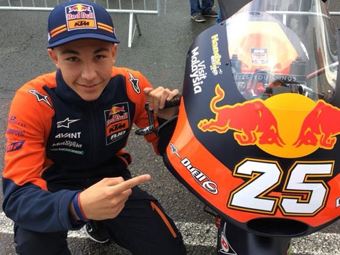 Raúl Fernández posa con una moto de Red Bull.