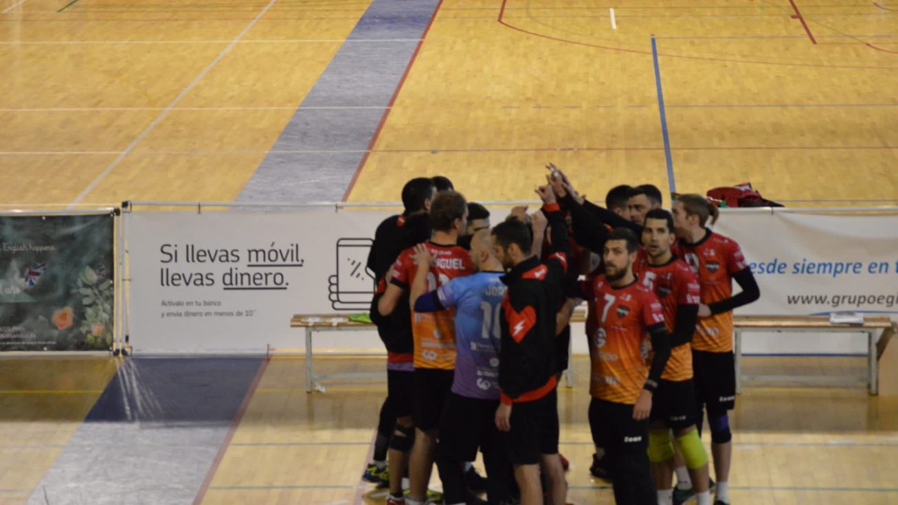 Los jugadores del CV Pinto celebran la victoria.