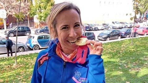 Elena Fernández celebrando la medalla de oro conseguida.