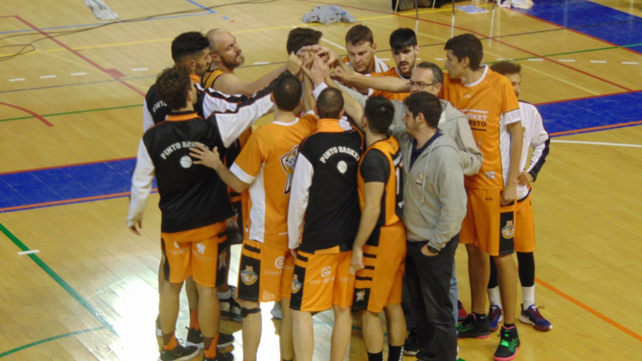 Jugadores y equipo técnico del Pintobasket.