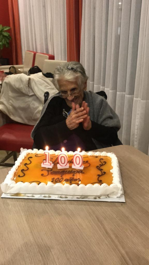 Joaquina con su tarta de cumpleaños.