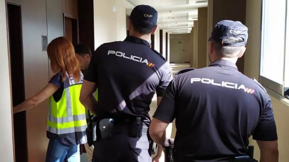 Policía Nacional entrando a un domicilio. | Archivo.