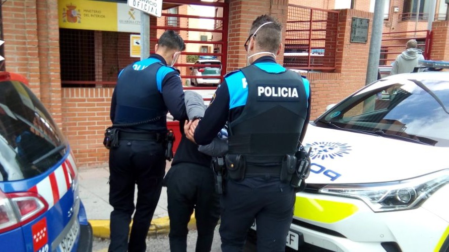 Dos agentes de Policía Local de Pinto detienen a una persona | Archivo.