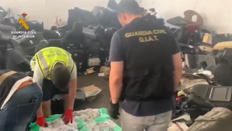 Agentes de la Guardia Civil durante el registro de las naves implicadas.