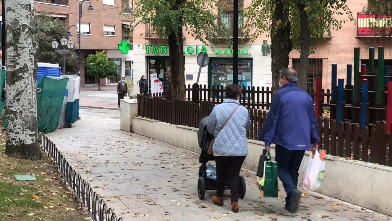 Una pareja pasea por Ciempozuelos.