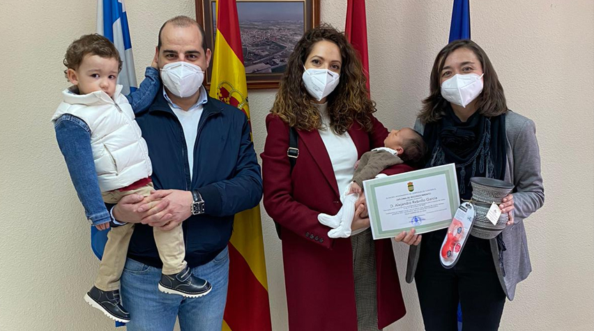 Noelia sostiene a Alejandro, acompañada por su marido y su primer hijo, durante el recibimiento de la alcaldesa Raquel Jimeno.