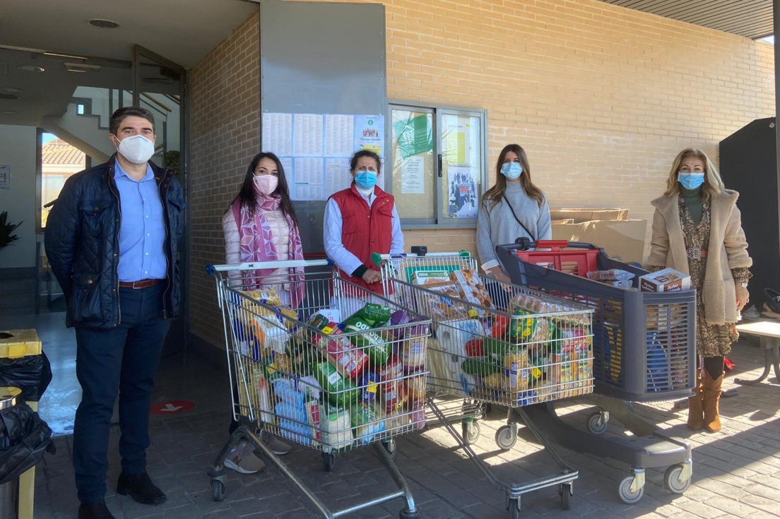 David Conde, portavoz del PP, junto a voluntarios en la campaña de recogida de alimentos y productos de higiene.