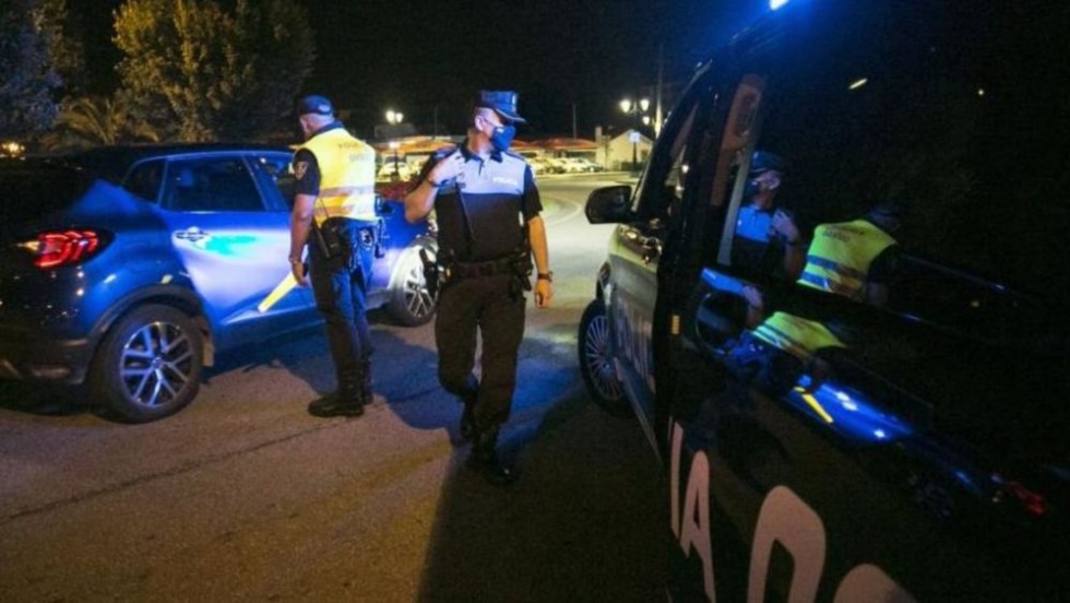 Agentes de policía durante un control policial.