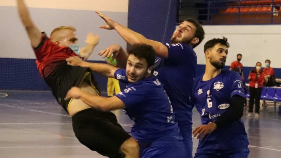 Un jugador del BM Pinto es derribado durante un partido | Img: Francisco Sánchez.