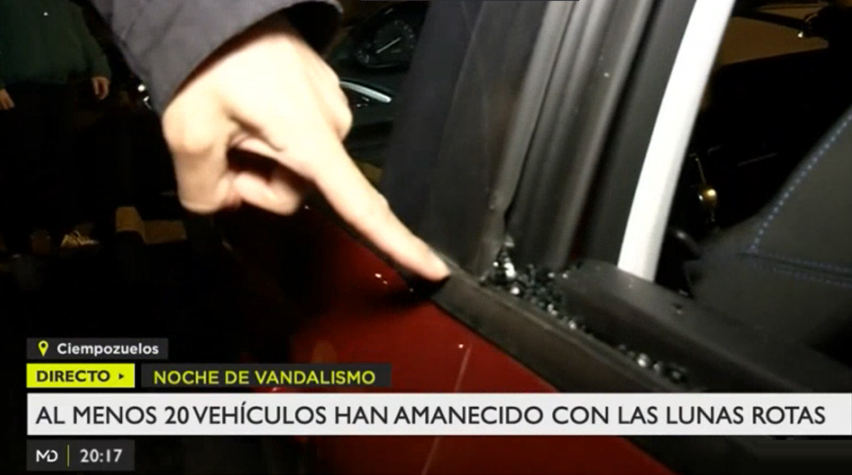 Uno de los vehículos destrozados, grabado por las cámaras de Telemadrid.