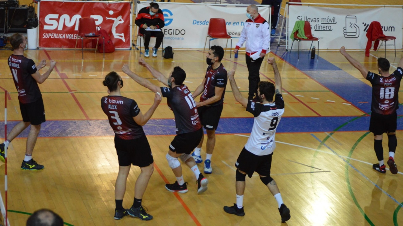 Celebración de la victoria | Img: Club Voleibol Pinto.
