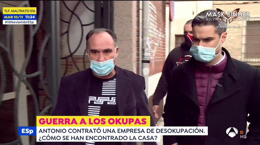 Antonio y el equipo de Okupas Fuera en el programa 'Espejo público'.