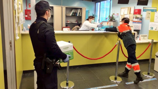 Trabajadores respetando las medidas de seguridad decretadas.